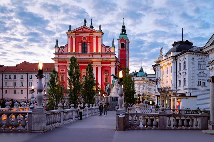 Ljubljana: 2h walking tour with local guide - Why this walk works well in Ljubljana