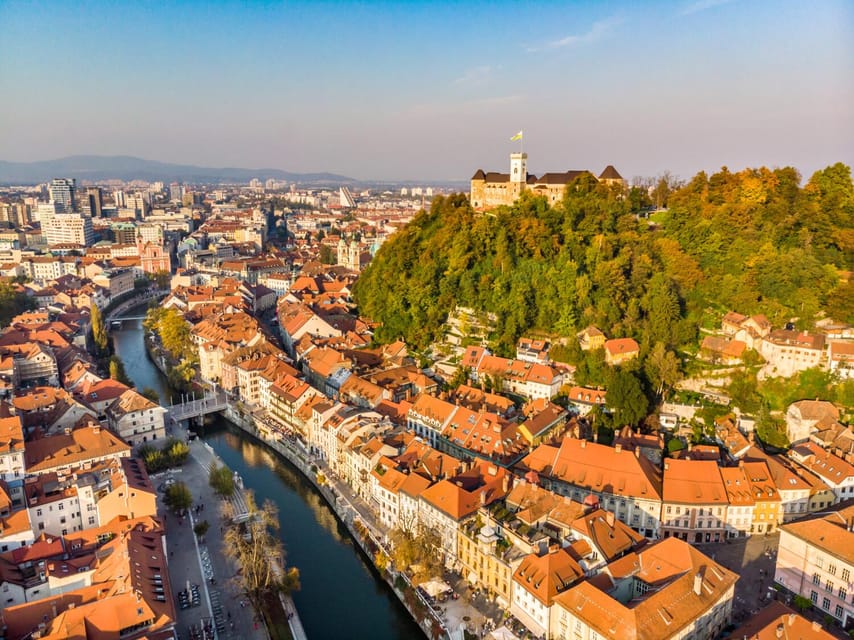 Ljubljana: 2h walking tour with local guide - Timing, weather, and group pace