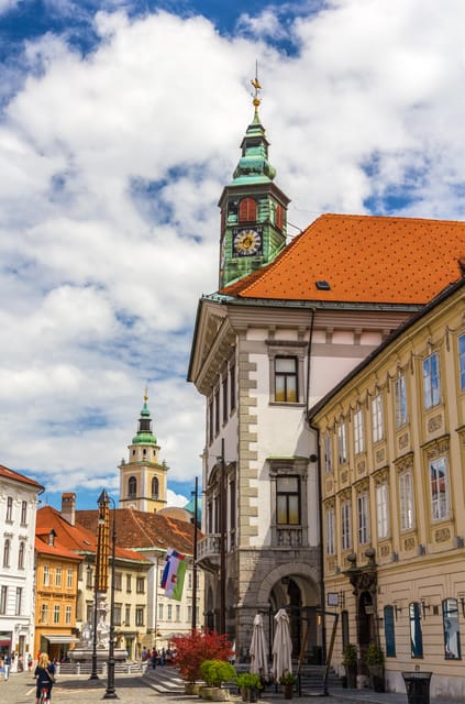 Ljubljana: 2h walking tour with local guide - Prešeren Square and Triple Bridge: the right starting point