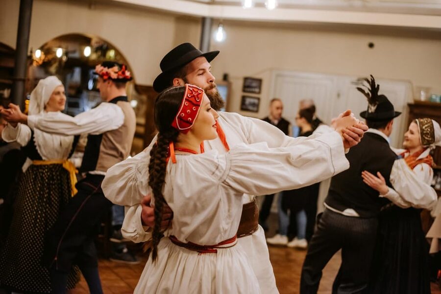 Ljubljana: Traditional Slovenian Dinner and Show - Folk costumes that connect Slovenia’s regions
