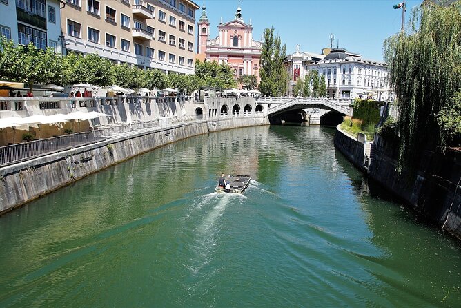 Ljubljana Walking Tour: Explore Top Sights & Hidden Gems - Robbov vodnjak and the city’s river story