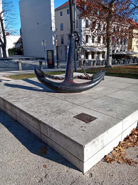 Ljubljana: Wonderful tour fun experience time history - Robba Fountain and Ljubljana’s visual center