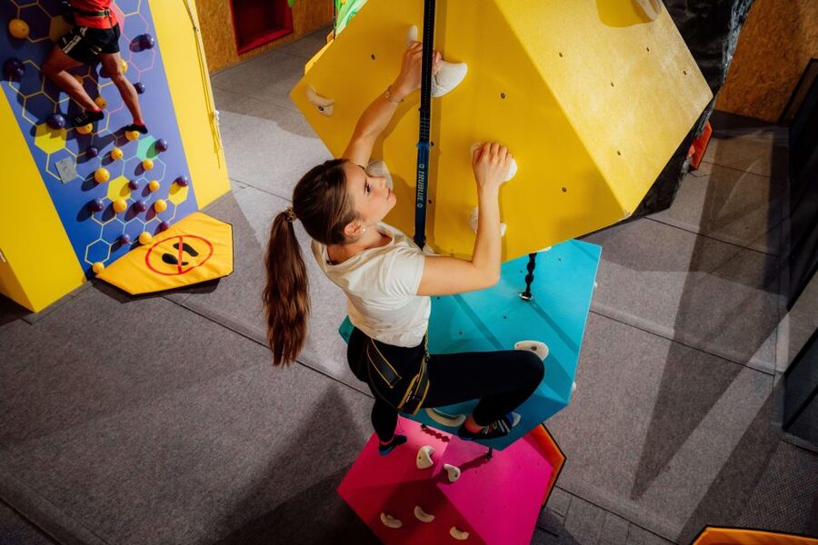 Woop! Fun park with 21 attractions - Foam pits, airbag landings, and basketball dunks
